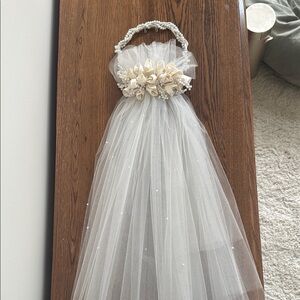 Elegant White Tulle Veil with Floral Accents
